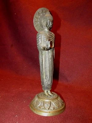 Muy buena escultura religiosa oriental del sudeste asiático plata sobre bronce Foto 1 de 4