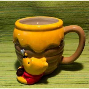 Taza esculpida de cerámica con olla de miel Winnie the Pooh 23 oz - Imagen 1 de 3