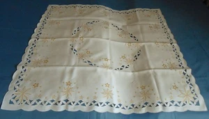 neuwertige Weihnachts-Mitteldecke Loch-Stickerei ca. 87x87 cm in cremeweiß-gold - Bild 1 von 2