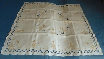 neuwertige Weihnachts-Mitteldecke Loch-Stickerei ca. 87x87 cm in cremeweiß-gold - Bild 1 von 2