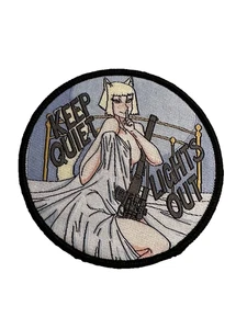 Sexy Chica Anime "Keep Quiet Lights Out" Parche Personalizado, Respaldo de Gancho y Lazo, ¡NUEVO! - Imagen 1 de 1