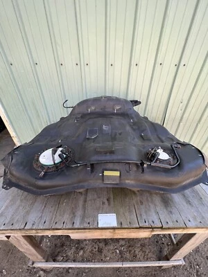 Subaru Outback 2013 tanque de combustible de gasolina de 2,5 L OEM. Foto 1 de 4