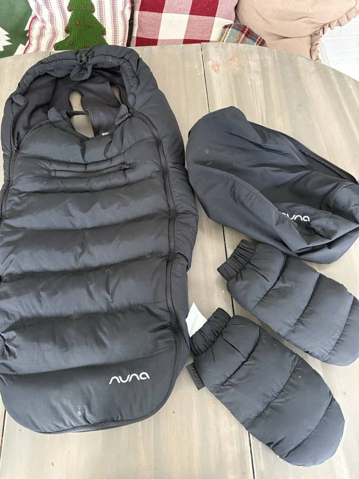 Nuevo Juego de Cochecito de Invierno Nuna Saco Completo y Mitones para Adultos Caja Abierta Cerámica Granero Foto 1 de 1
