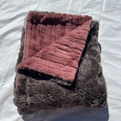 Manta Minky de lujo The Handmade Heifer tamaño 36x60 regazo hecha a mano en EE. UU. Marrón  Foto 1 de 4