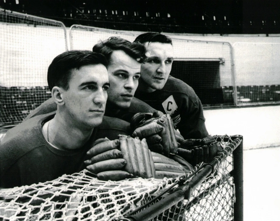 Ted Lindsay Gordie Howe Alex Delvecchio Detroit Red Wings Unsigned 8x10 Photo(C) - Image 1 of 1