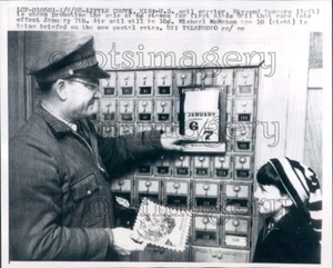 1968 Press Photo Postman Raymond Bongers PO Boxes Little Chute Wisconsin - Picture 1 of 2
