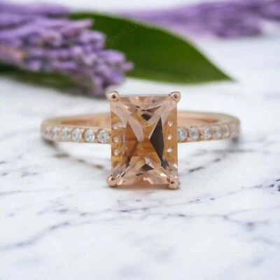 Anillo de compromiso apilable de circonita cúbica morganita corte esmeralda de oro rosa de 14k Foto 1 de 2