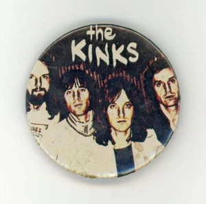 Vintage THE KINKS Pinback Spilla Spilla in Metallo Pulsante Posteriore 2,25" - Foto 1 di 1