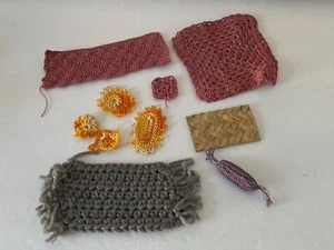 Alfombra tapetes miniatura hecha a mano para casa de muñecas almohada surtida 10 piezas vintage - Imagen 1 de 20