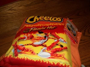 Snuggie Flamin' Hot Cheetos 2-in-1 Kissen und Snack Tablett-Couch Getränkehalter Neu mit Etikett - Bild 1 von 3
