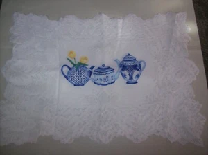 FOUR VTG LACE PLACE MATS 13.5"X18.5" W BLUE TEAPOTS & YELLOW TULIPS GREEN LEAVES - Picture 1 of 5