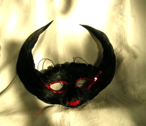 Venezianische Augenmaske mit Federn, Pailletten Damen Oper Maske Ball Fasching - Bild 1 von 5