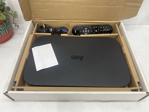 Sky Q TV Box 1To ES130 Box avec Power Lead et télécommande SKY - Entièrement fonctionnel. boite - Photo 1/10