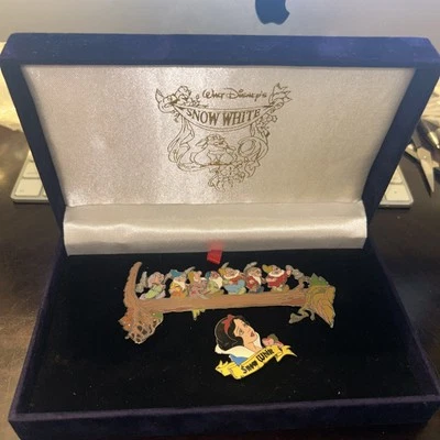 Juego de 2 prendedores Disney en caja Blancanieves 7 enanos en tronco raro Foto 1 de 2