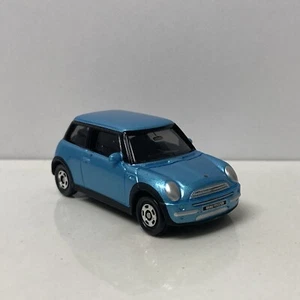2001-2005 BMW Mini Cooper Collectible 1/64 Scale Diecast Diorama Model - Picture 1 of 4