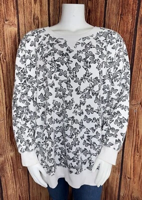 Sudadera con ribete acanalado estampado collage mariposa blanco negro Woman Within 3X Plus Foto 1 de 4
