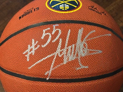 Baloncesto Denver Nuggets autografiado por Dikembe Mutombo Foto 1 de 4