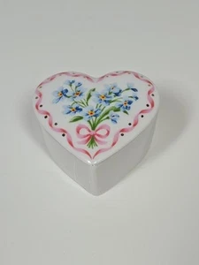 Vintage 1989 Avon Sentimental Porcelain Heart Forget Me Not Pin Brooch Box - Picture 1 of 10