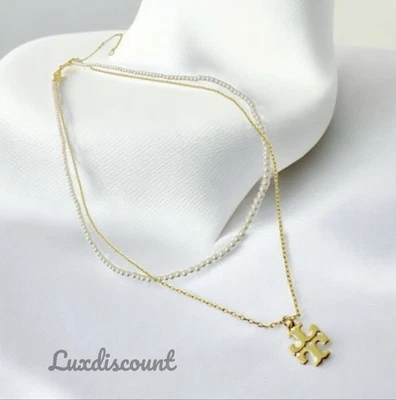 Collar colgante Tory Burch Kira chapado en oro de 18 quilates y perlas de imitación con logotipo en capas Foto 1 de 4