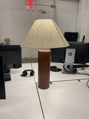 Lámpara de mesa Pottery Barn de nogal con pantalla de lino, juego de 6, ligeramente usada Foto 1 de 4