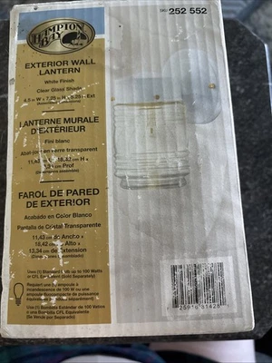 NOVO!!! Lanterna de parede externa Hampton Bay branca #252552 4,5"L x 7,25"H  - Imagem 1 de 4