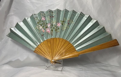 Abanico Plegable Vintage Aqua Satinado Pintado a Mano Rosa Rosas Y Follaje Rubio Madera Foto 1 de 4