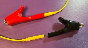 Giant Croc Clip. X2 Red, Black With 4mm Female Sockets - Picture 1 of 4
