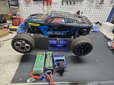 Monster Truck eléctrico RC con batería y cargador Foto 1 de 4