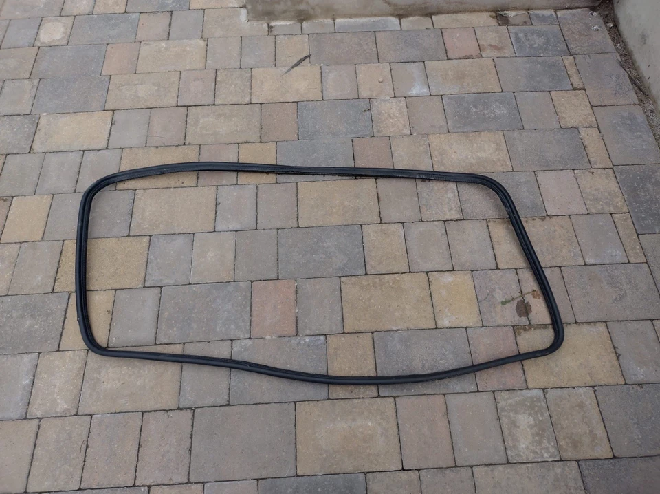 Genuine Mercedes Benz 190e Rear Trunk Lid Seal - Image 1 of 1