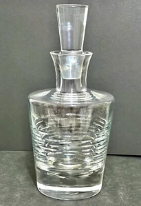 Jarra de whisky de cristal Calvin Klein con tapón transparente con líneas horizontales 10,75"h - Imagen 1 de 17