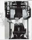 1980 Press Photo Nacy Linky Works Out on Weight Training Machine - afa65041