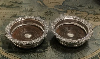 Par de posavasos de vino georgianos antiguos Sheffield con cresta T & J CRESWICK C1811 Foto 1 de 4