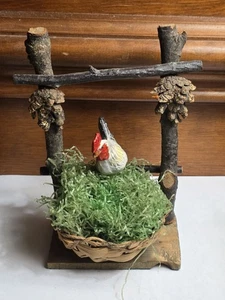 Contenedor de dulces de Pascua de gallo de composición alemana vintage en exhibición de perchas - Imagen 1 de 10