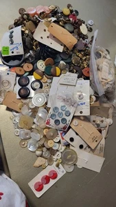 Vintage Knöpfe, riesiges Set 5 Pfund verschiedene Größen und Farben verschiedene Materialien 2D - Bild 1 von 10