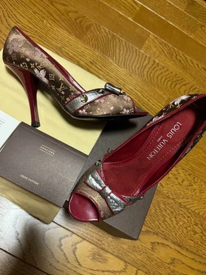 Zapatos de salón Louis Vuitton monograma flor de cerezo satinado con diseño Murakami. Foto 1 de 4