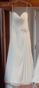 Wedding Dress, Sweetheart neckline, embellished bodice, gem detail on waist - Picture 1 of 6