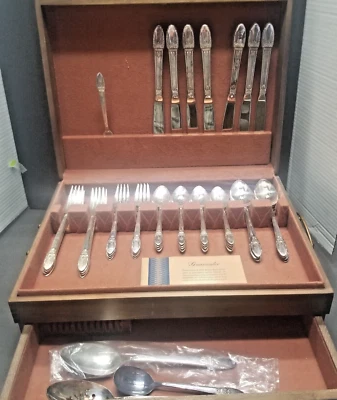 Rogers Bros. First Love Intl. 1847 Juego de cubiertos de 51 piezas plateados en estuche Foto 1 de 4