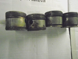 Ein Austin 7 Sieben Kolben Satz. 14 Sets auf Lager alle im gebrauchten Zustand - Bild 1 von 2