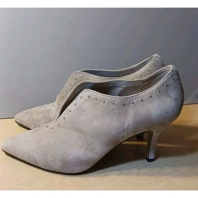 Botines BELLA VITA Dara para mujer gamuza almendra con cuentas punta tacón 11W Foto 1 de 4