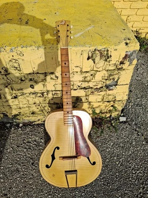 Guitarra Acústica KAY Archtop Años 50 o 60 De Colección con Agujeros F Línea Kay Dorada Natural  Foto 1 de 4