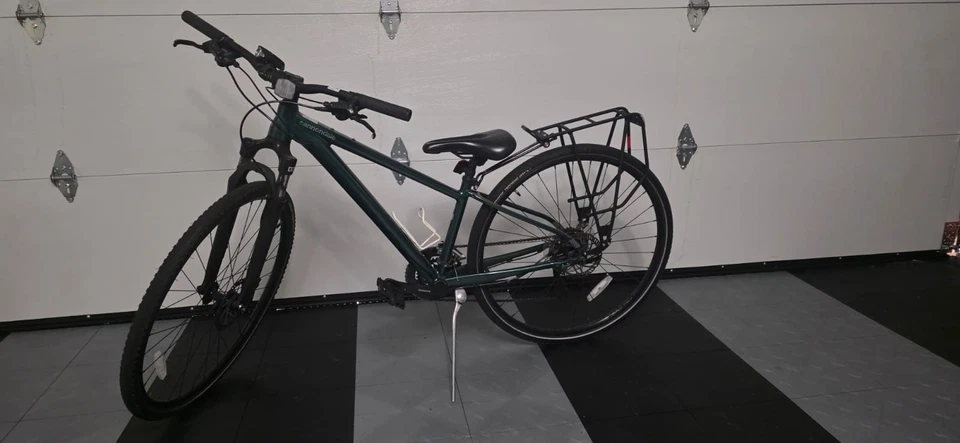 Bicicleta para mujer Canondale Quick CX 3 con accesorios incorporados en verde oscuro  Foto 1 de 4