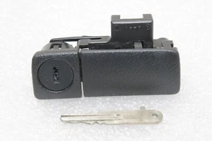 Maniglia vano portaoggetti con chiave originale Nissan X-Trail T31 686306P10C - Foto 1 di 9