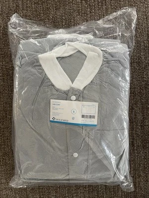 Casaco de laboratório cinza descartável holymed colarinho de malha e punhos tamanho pequeno - pacote com 10. - Imagem 1 de 3