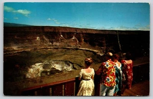 Postal Turistas en Halemaumau Firepit Cráter Activo Volcán Kilauea Hawai - Imagen 1 de 2