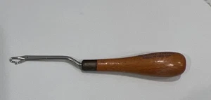 VTG Bernat Latch Hook Rug Wood Handle Yarns Tool Made in USA 6.5” - Picture 1 of 7
