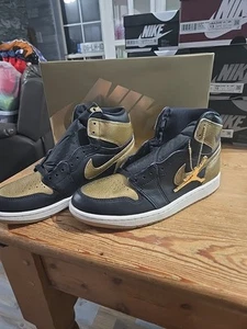 Zapatillas de baloncesto Nike Air Jordan 1 Retro OG altas negras doradas Asst. Talla DZ5485 - Imagen 1 de 6