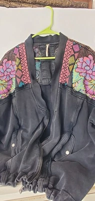 Free People 刺绣安提瓜黑色牛仔夹克 M 码 — 第 1/4 张图片