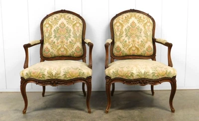 Antiguo par de sillones abiertos tallados estilo Luis XV franceses Foto 1 de 4