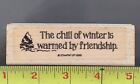 THE CHILL OF WINTER IS WARMED BY FRIENDSHIP Timbre texte bois/caoutchouc avec arbre enneigé