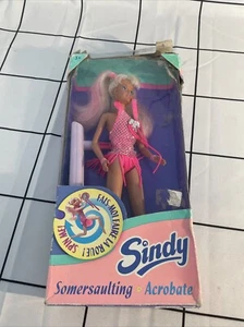 Sindy 1995 Hasbro Somersaulting bambola acrobata con scatola originale - Foto 1 di 5